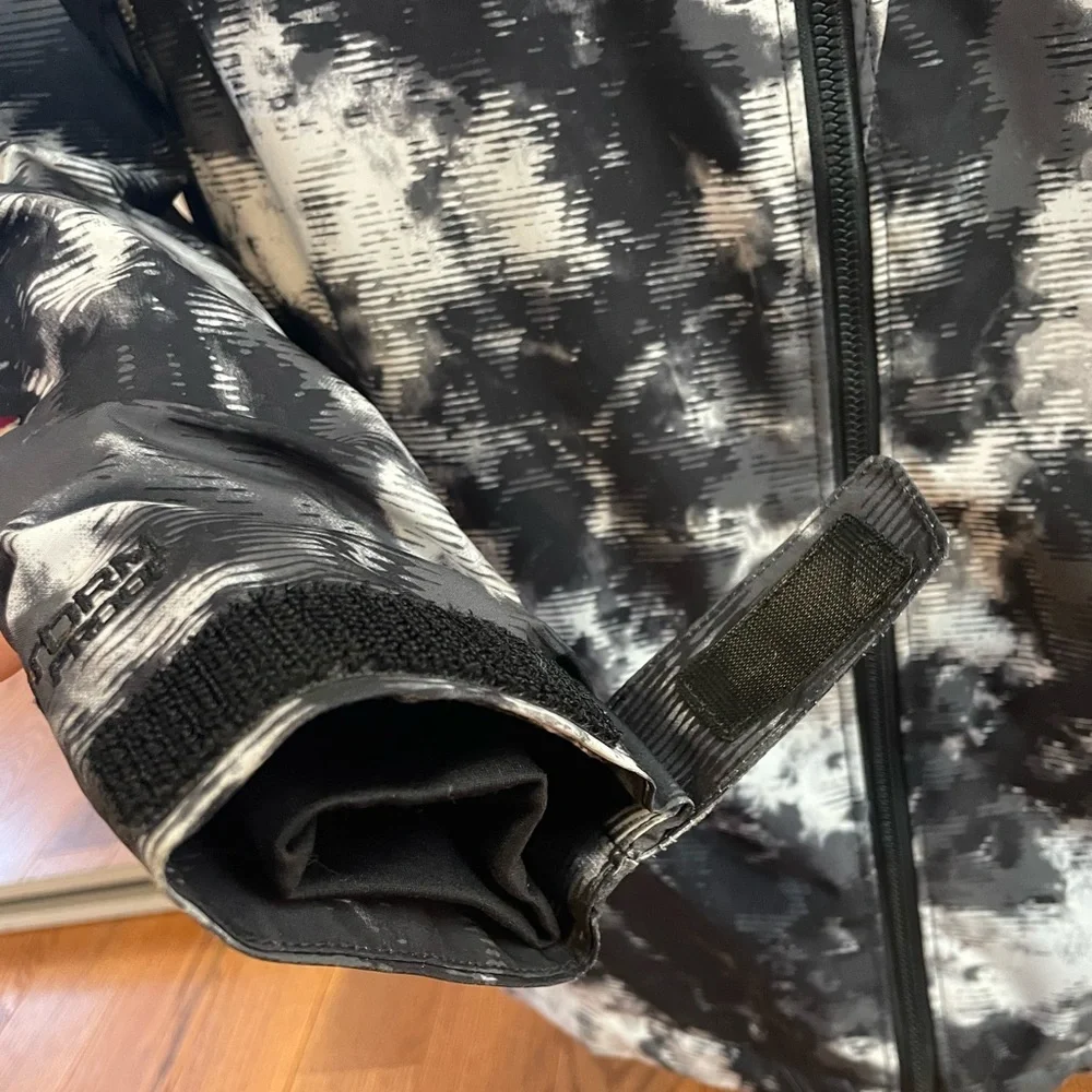 Under Armour storm proof ski/snow jacket Boys size M